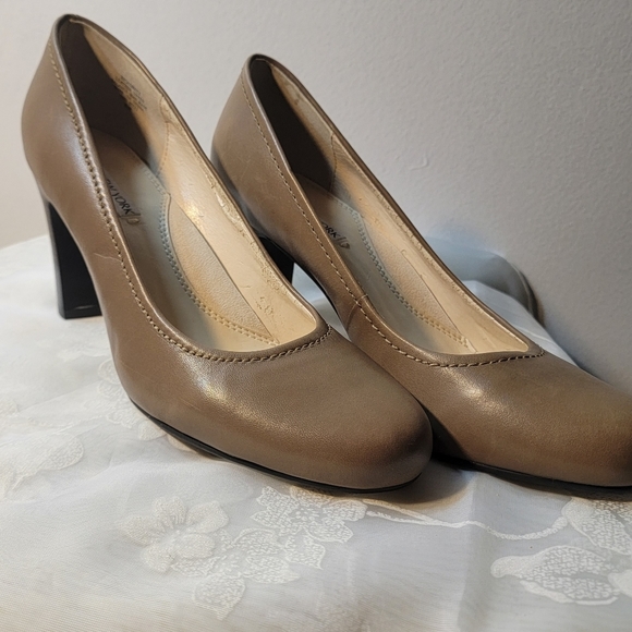Jones New York heels very comfortable tan great condition - Picture 10 of 12
